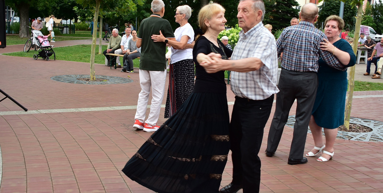 Letni wieczór na placu za Urzędem Miasta