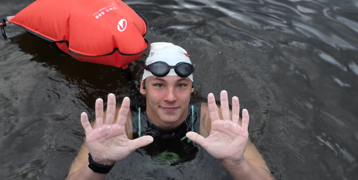 Pływak na fali nadziei: Damian Błaszczyk przepłynął już 63 km