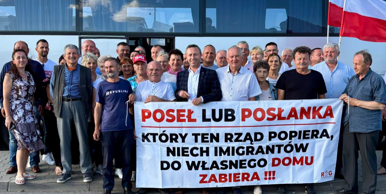 Kilkadziesiąt osób z powiatu biłgorajskiego pojechało 6 sierpnia 2025 roku na uroczyste zaprzysiężenie Karola Nawrockiego na Prezydenta Polski.