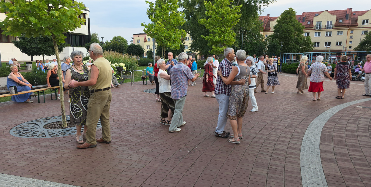 Letnie tańce przy fontannie: seniorzy Biłgoraja bawili się 16 sierpnia