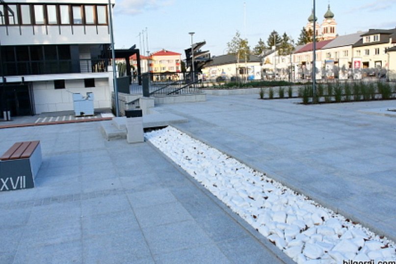 Zakończyła się rewitalizacja Placu Wolności. Dziś znikły ochronne płotki, a na placu zabaw aktywnie czas spędzały dzieci (FOTO)