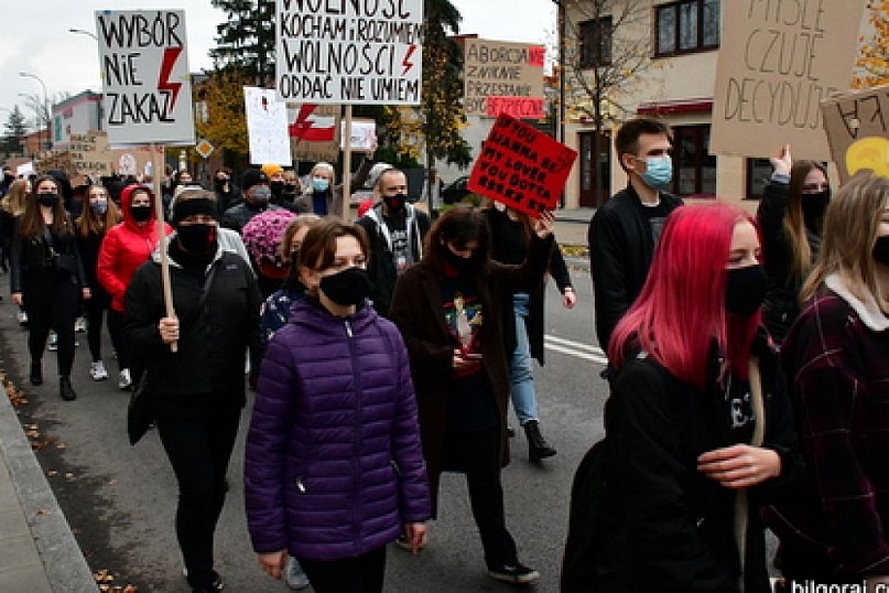 Strajk kobiet. Protest drugi raz przeszedł ulicami Biłgoraja (FOTO)
