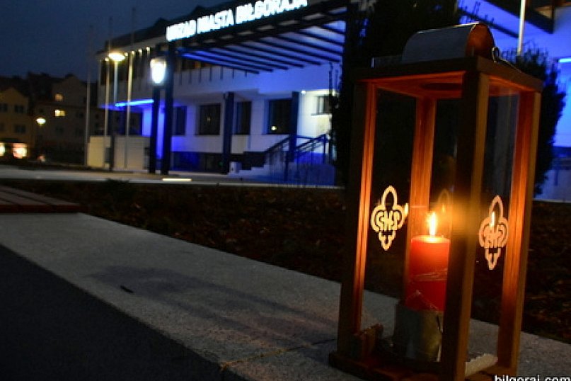 Harcerze rozpraszali dziś wśród mieszkańców powiatu biłgorajskiego Betlejemskie Światło Pokoju (FOTO)