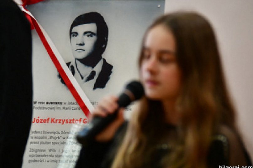 W Szkole Podstawowej w Tarnogrodzie odsłonięto tablicę upamiętniającą Józefa Krzysztofa Gizę (FOTO)