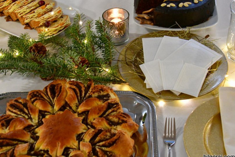 Dekoracja stołu bożonarodzeniowego i pokaz ciast świątecznych (FOTO)