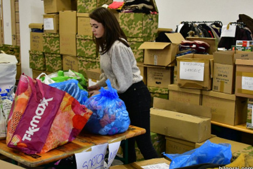 Pomoc dla Ukrainy Biłgoraj. Mieszkańcy zorganizowali magazyn, gromadzą i wydają dary (FOTO)