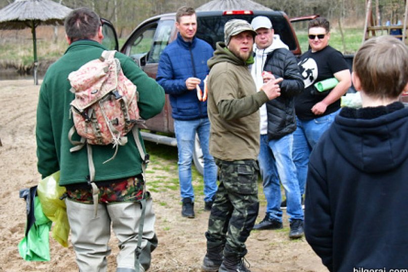 Sprzątają Tanew (FOTO)