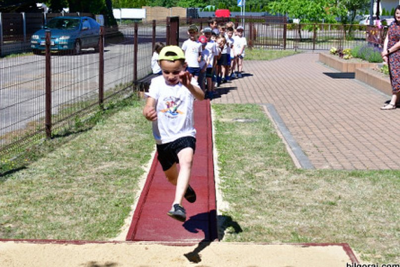 Katolickie Przedszkole w Biłgoraju ma bieżnię do skoków w dal. Dzieci już ćwiczą (FOTO)