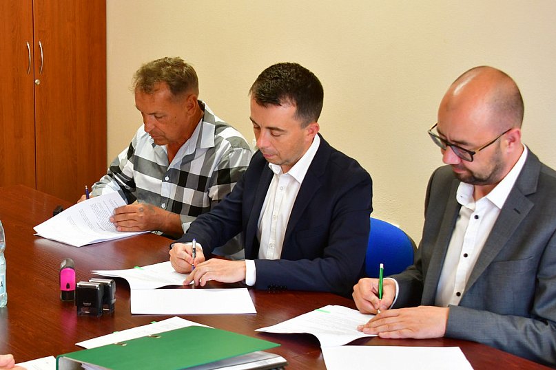 Umowa na budowę boisk przy ZSBiO podpisana