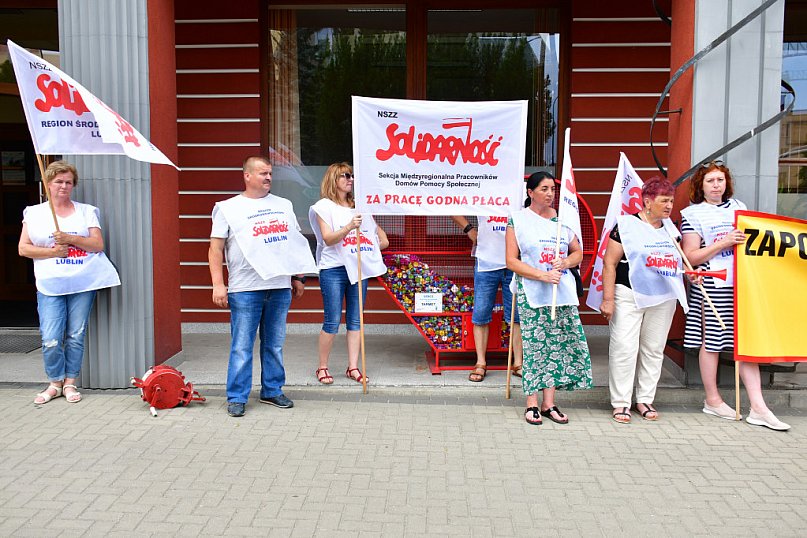 Protest pracowników DPS pod Starostwem Powiatowym