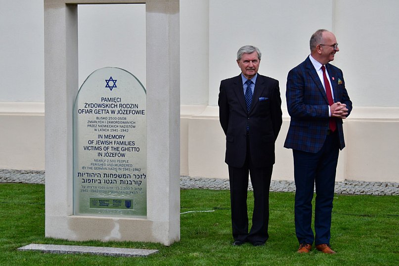 Józefów. Odsłonięcie &quot;Macewy Pamieci&quot;