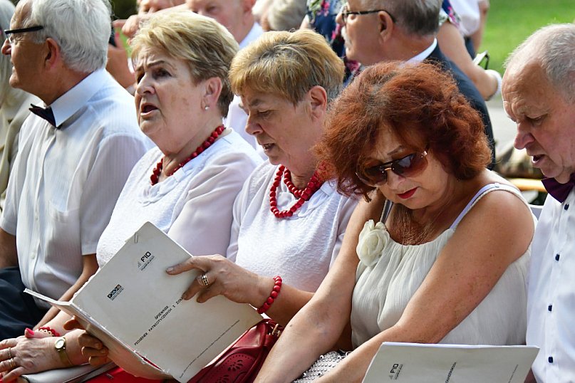 Śpiewanie pieśni żołnierskich wspólnie z seniorami