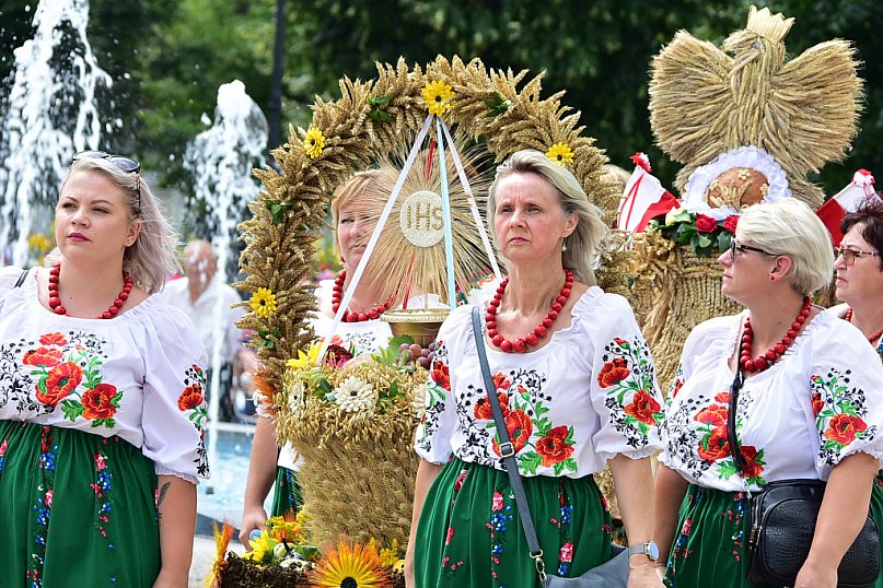 Józefowskie dożynki na miejskim rynku