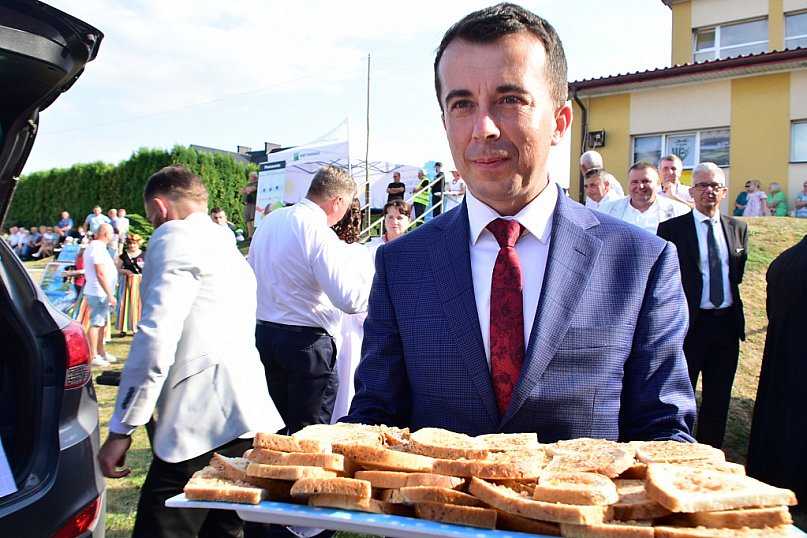 Dożynki Powiatowe 2022 - dzielenie chleba