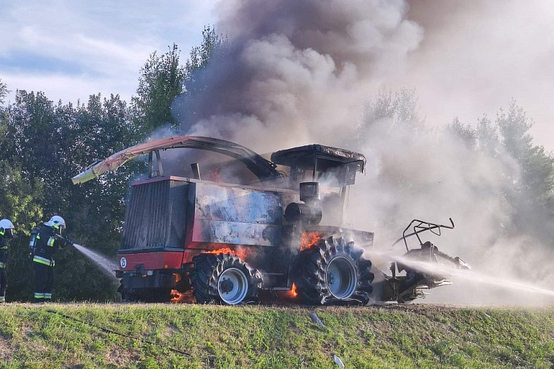Frampol. Pożar kombajnu rolniczego