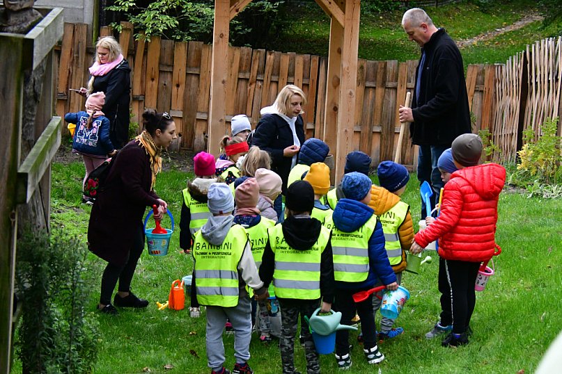 Dzieci sadziły krokusy przy zabudowaniach młyńskich