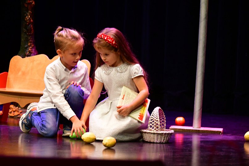 Przedszkolaki pokazały 50 lat małżeństwa "w pigułce"