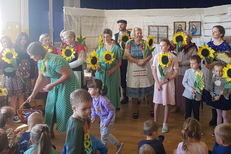 Zespół "Sąsiadeczki" z Korczowa i Okrągłego