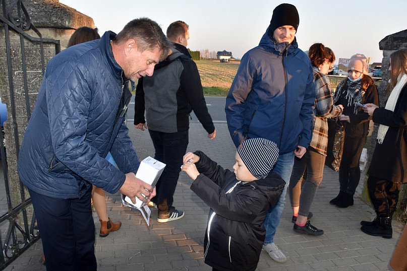 Tak kwestują na cmentarzu w gminie Łukowej