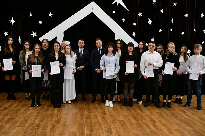 Młodzież ZSZiO odebrała dziś stypendia