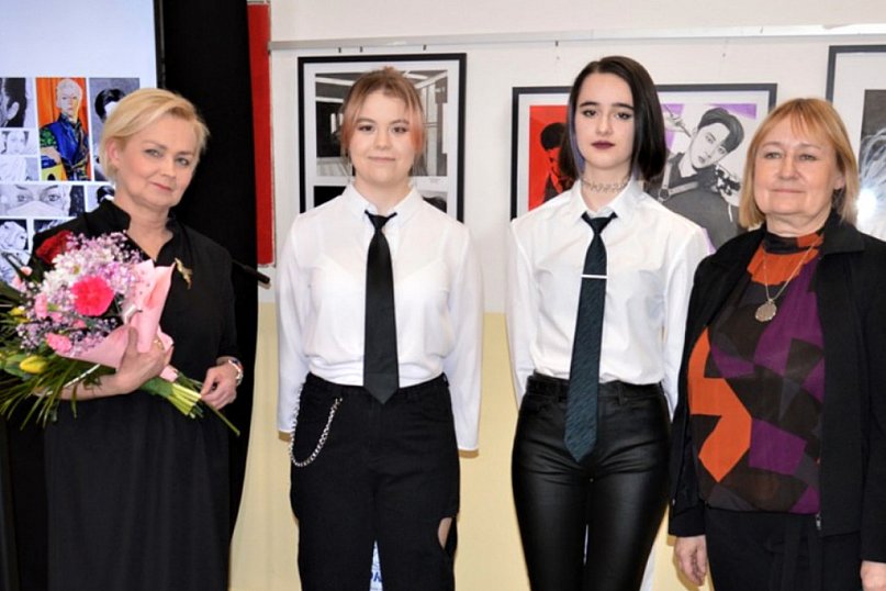 Biłgoraj. Wernisaż wystawy Portret w szarości i w kolorze...