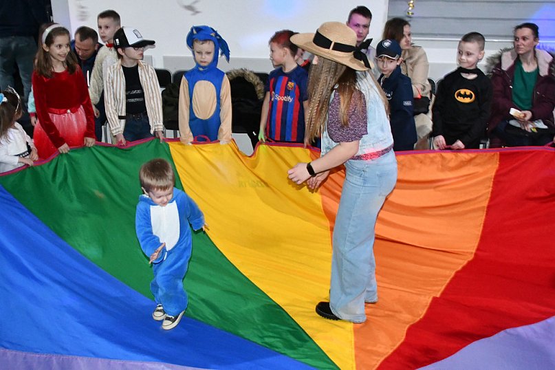 Karnawałowa zabawa w Wólce Biskiej. Na parkiecie dzieci i młodzież