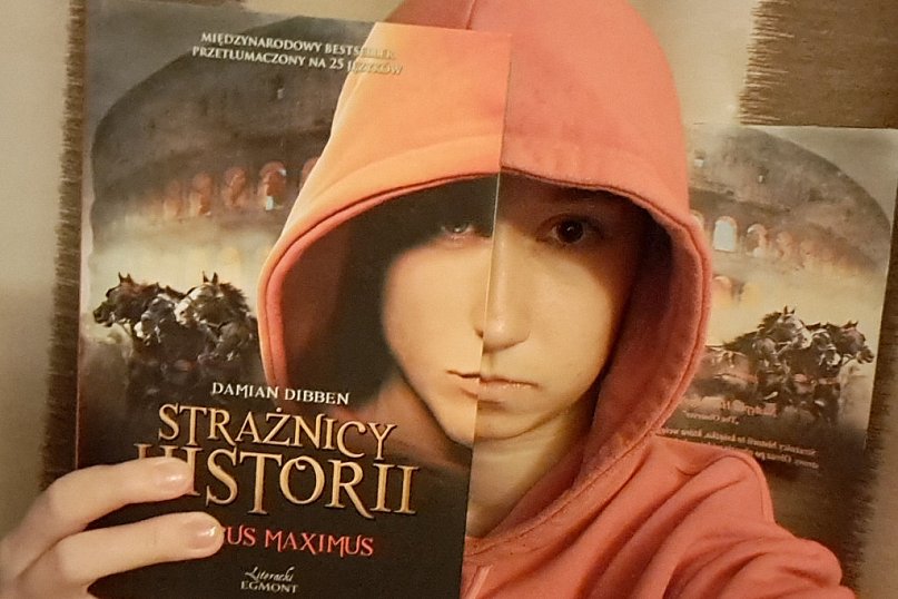 Biłgoraj. Konkurs fotograficzny &quot;Sleeveface - Portret z książką&quot;