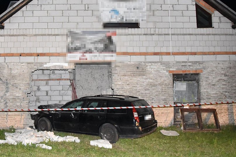 Pijany kierowca Forda wjechał w budynek