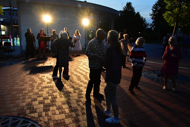 To był ostatni wieczór przy fontannie