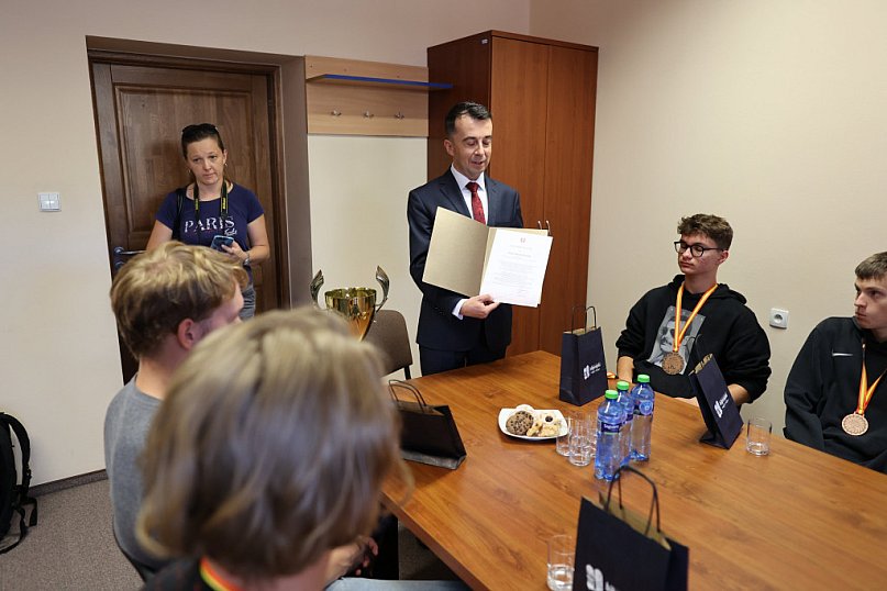 Zajęli III miejsce. Był uścisk dłoni starosty i upominki
