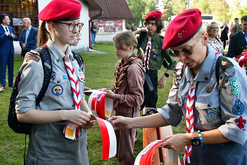 Osuchy. Uroczystości z udziałem władz i młodzieży