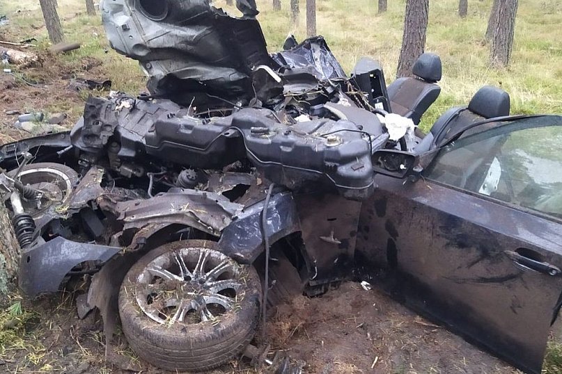 BMW rozpadło się na części po uderzeniu w drzewa