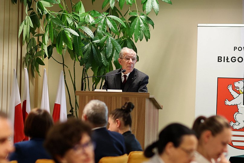 Rada Powiatu murem za polskim mundurem