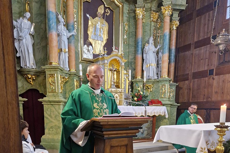 Pięciu kandydatów po przygotowaniu uroczyście zostało pobłogosławionych do posługi