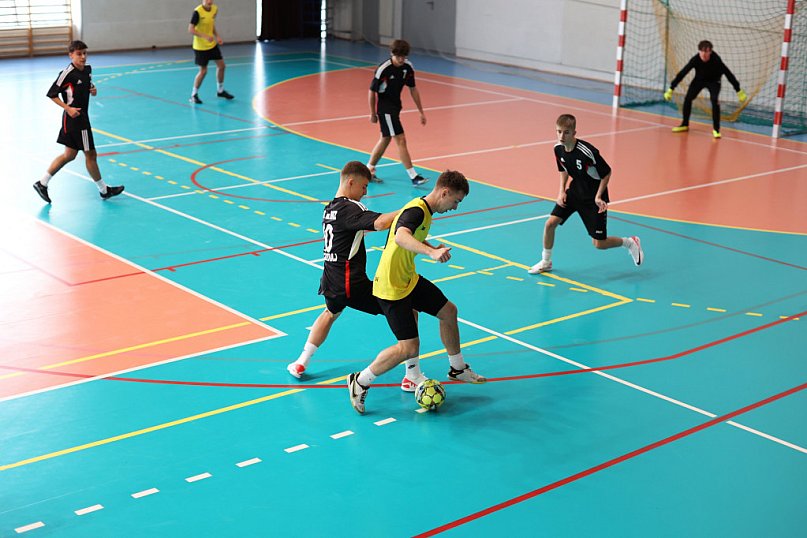 Piłkarska rywalizacja szkół średnich o...