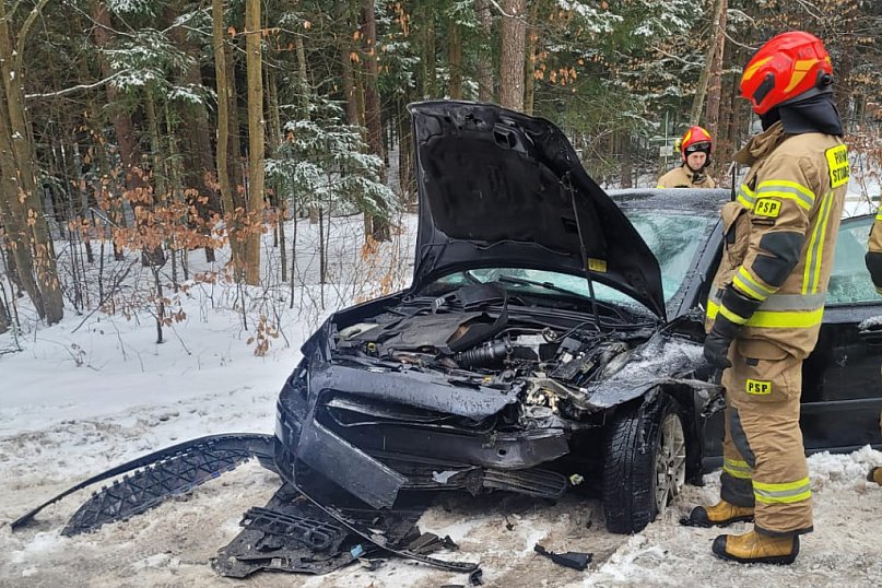 Zderzenie dwóch aut. 4 osoby poszkodowane