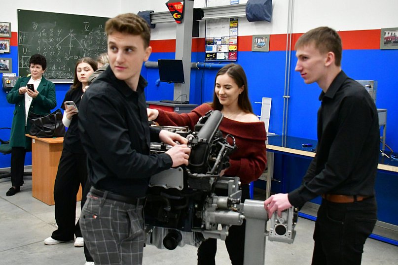 Ósmoklasiści w &quot;Elektryku&quot;. Wiemy co tam robią