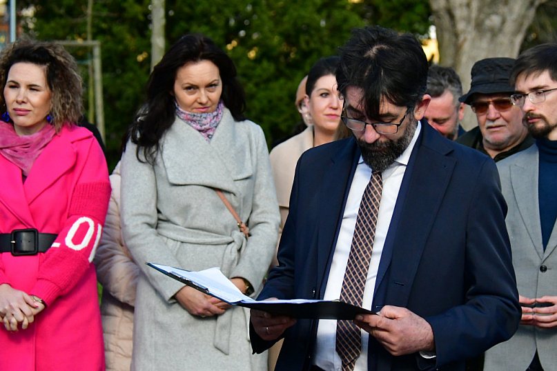 Niezależni zaprezentowali kandydatów na radnych. Konferencja odbyła się za biłgorajskim ratuszem...