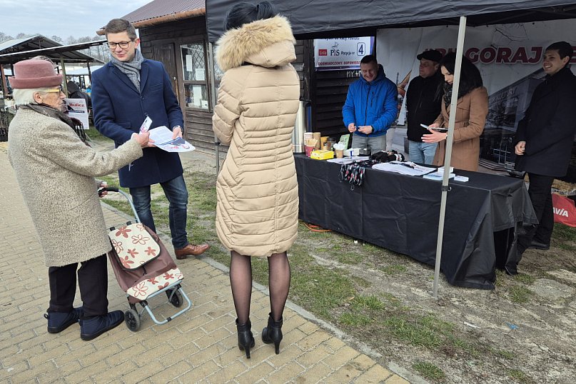 Kandydat wystawił stragan na targu. Częstuje kawą, herbata i ulotką wyborczą