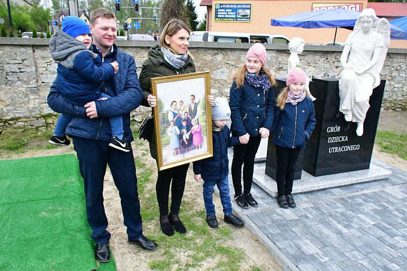 Symboliczny grób dziecka utraconego na cmentarzu w Biłgoraju