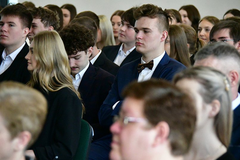 Absolwenci I LO im. ONZ w Biłgoraju żegnani z uśmiechem i łzą w oku