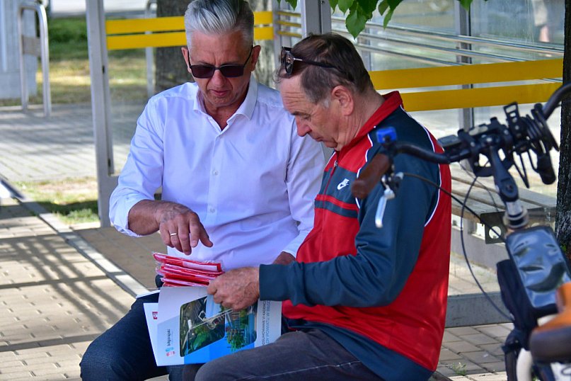 Młodzież rozdawał dziś w Biłgoraju flagi RP