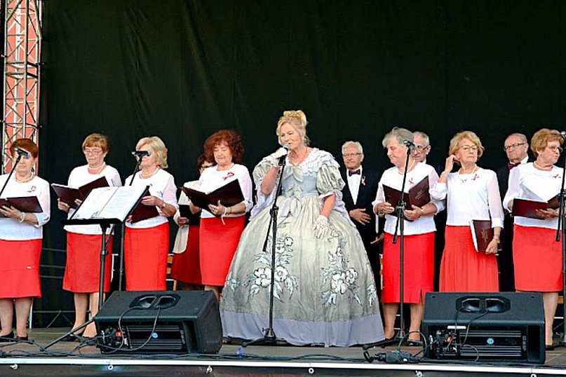 Seniorzy z Biłgoraja świętowali Dzień Flagi: Muzyka, teatr i barwny korowód