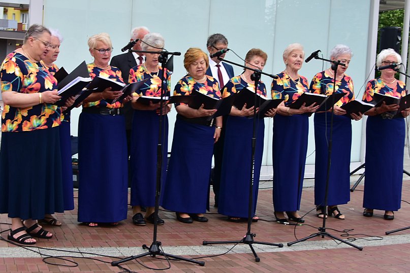 Biłgoraj: Muzyczne spotkanie seniorów przy fontannie na Dzień Matki
