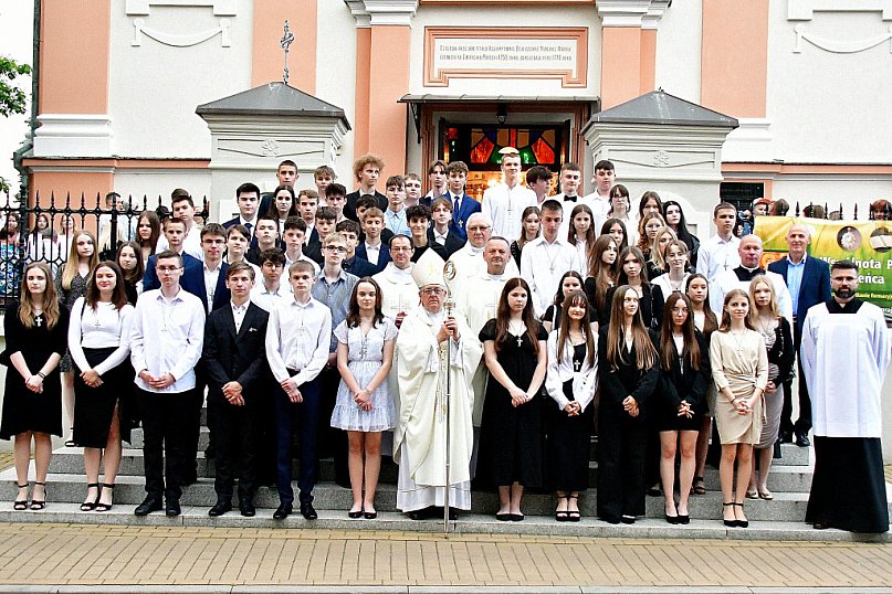  Bierzmowanie w biłgorajskiej farze: młodzież przyjęła dar Ducha Świętego