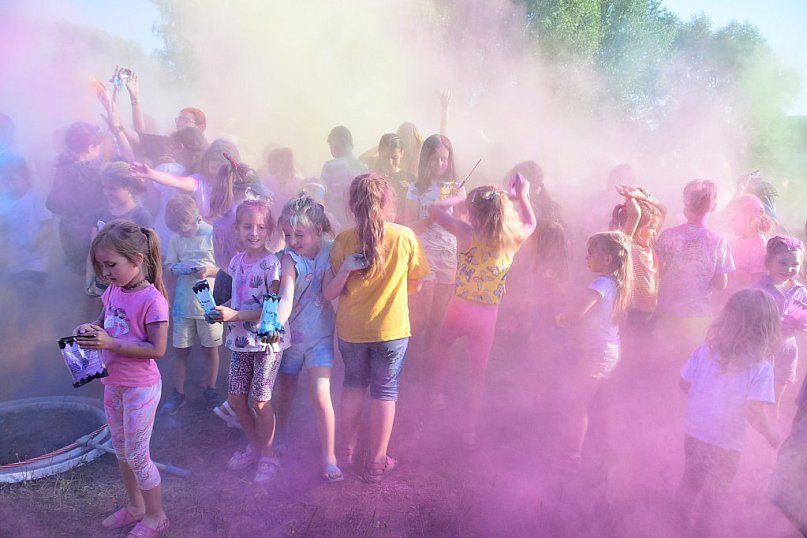 Biłgoraj rozkwitł kolorami! Festiwal Holi nad Zalewem Bojary oczarował uczestników
