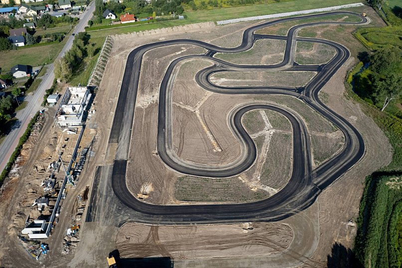 Na Autodromie trwa układanie nawierzchni bitumicznej