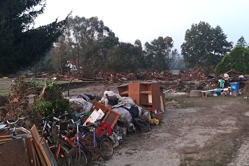 Nasi strażacy na frontach powodzi: Sprzątanie po żywiołem m.in w Radochowie
