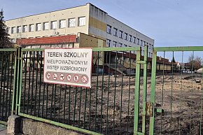 Nowoczesna przestrzeń edukacyjna w Biłgoraju: Prace przy Szkole Podstawowej Nr 5 trwają mimo zimy-12460