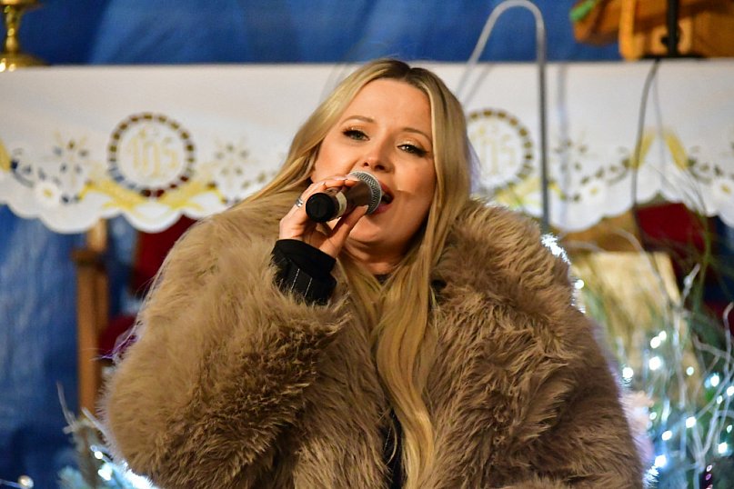Gosia Andrzejewicz i kolędowy wieczór w Józefowie
